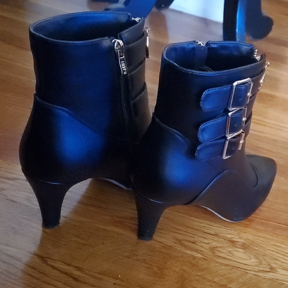 Chic Black Heeled Boots with Buckle Detail - Picture 6 of 9
